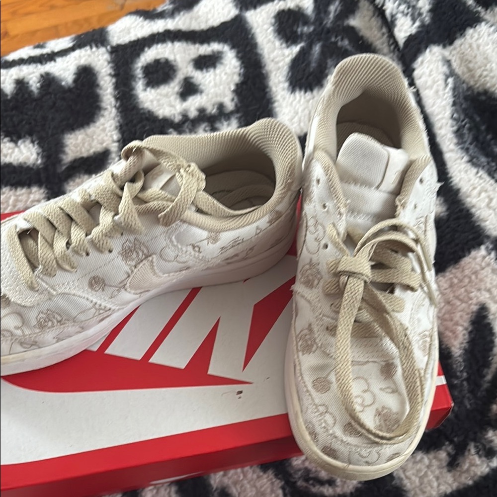 Nike Patterned White and Tan Sneakers